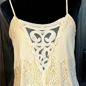 Tank with under liner